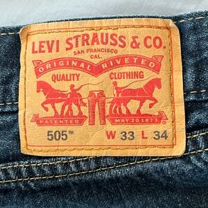 Barely worn Levi Strauss 505 size is a 33x34